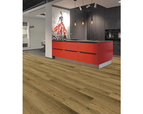 Moderne Küche mit Holzboden, roter Kücheninsel und stilvoller Dekoration