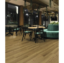 Innenraum eines Restaurants mit Tischen, Stühlen und Holzboden.