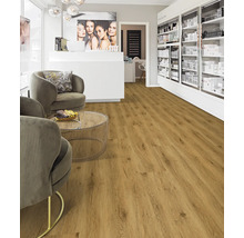 Heller Raum mit Holzboden, Sesseln und Kosmetikprodukten