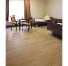 Helles Zimmer mit Tischen, Stühlen und Betten