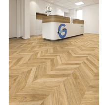 Verlegter Holzboden im Fischgrätmuster in einem Raum