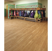 Helle Halle mit Garderobe und Holzboden