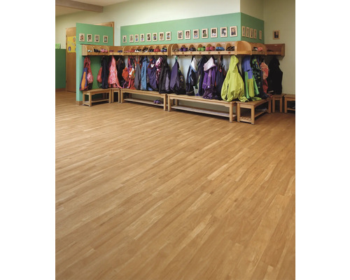 Helle Halle mit Garderobe und Holzboden