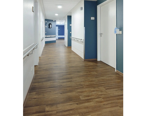 Flur mit Holzboden, weißen Türen und blauen Akzentwänden