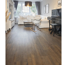 Wohnzimmer mit Laminatboden in Holzoptik, Sofa, Klavier und Dekoartikeln