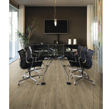 Modernes Büro mit Besprechungstisch, Stühlen und Büromöbeln.