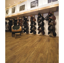 Ausstellungsraum mit einer Vielzahl von Reitsätteln an der Wand