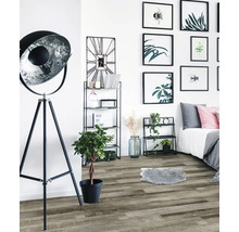 Heller Raum mit Holzfußboden, Stehlampe und Dekoration