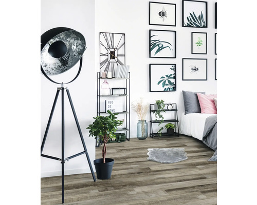 Heller Raum mit Holzfußboden, Stehlampe und Dekoration