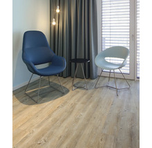 Zwei Stühle und ein Tisch in einem hellen Raum mit Holzboden.