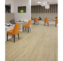 Heller Bodenbelag in einem Speisesaal mit Tischen und Stühlen