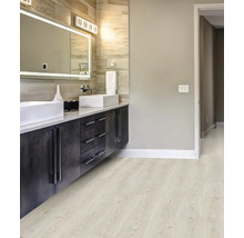 Helles Badezimmer mit Doppelwaschbecken, Unterschrank und Holzboden