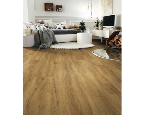 Heller Wohnraum mit Holzboden, Sofa und Dekoration