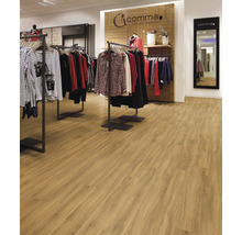 Innenraum eines Bekleidungsgeschäfts mit Holzboden und Kleiderständern