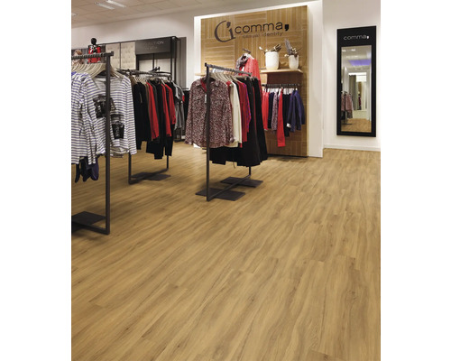 Innenraum eines Bekleidungsgeschäfts mit Holzboden und Kleiderständern