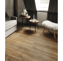 Heller Raum mit Laminatboden in Holzoptik, Sofa, Beistelltischen und Dekoration