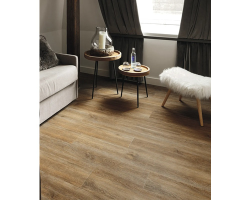 Heller Raum mit Laminatboden in Holzoptik, Sofa, Beistelltischen und Dekoration