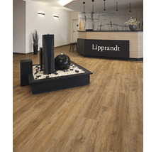 Innenraum mit Holzfussboden, Wasserbrunnen und Empfangstresen