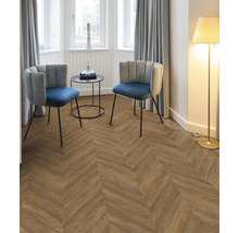 Wohnraum mit Fischgrätenmuster-Boden, zwei Stühlen und Stehlampe