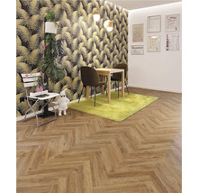 Esszimmer mit Esstisch, Stühlen, Teppich und Parkettboden in Fischgrätmuster