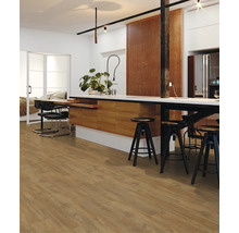 Wohnraum mit Holzboden, Kücheninsel und Barhockern.