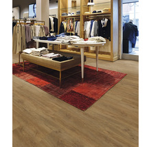 Innenansicht eines Bekleidungsgeschäfts mit Kleidung, Teppich und Bodenbelag