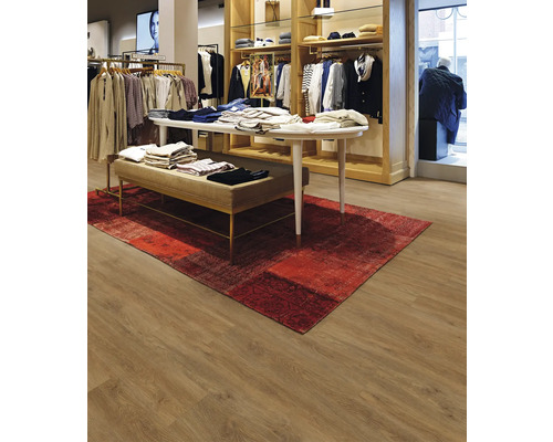 Innenansicht eines Bekleidungsgeschäfts mit Kleidung, Teppich und Bodenbelag