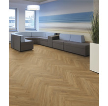 Raum mit modularem Sofa und Holzboden in Fischgrätmuster