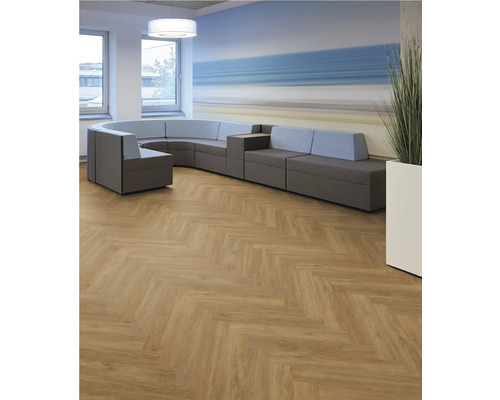 Raum mit modularem Sofa und Holzboden in Fischgrätmuster