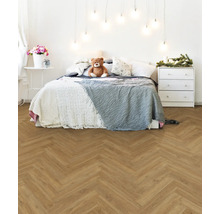 Helles Schlafzimmer mit Bett, Kommode und Fischgrätparkett