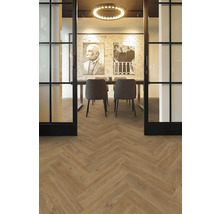 Innenraum mit Fischgrätparkett, Esstisch und Stühlen