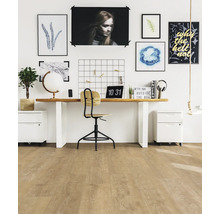 Arbeitszimmer mit Schreibtisch, Bürostuhl und Laminatboden.