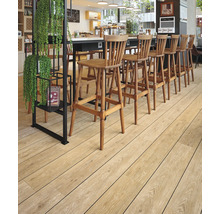 Innenraum mit Holzboden und Holzstühlen an einer Theke