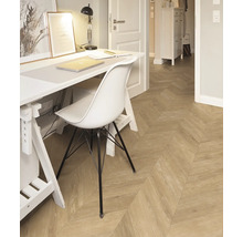 Innenraum mit hellem Holzboden in Fischgrätmuster, Schreibtisch und Stuhl