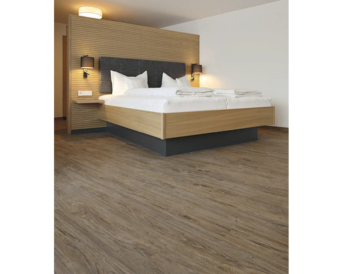 Schlafzimmer mit Holzboden und Doppelbett