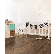 Hell gestaltetes Kinderzimmer mit Holzboden und Kinderbett