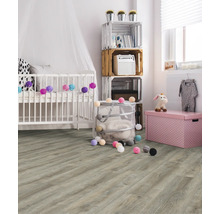 Heller Raum mit Babybett, Spielzeug und Holzboden