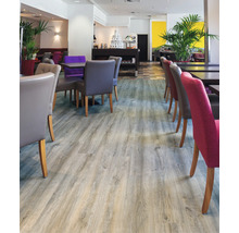 Innenraum mit Holzboden und Sitzmöbeln in einem Restaurant