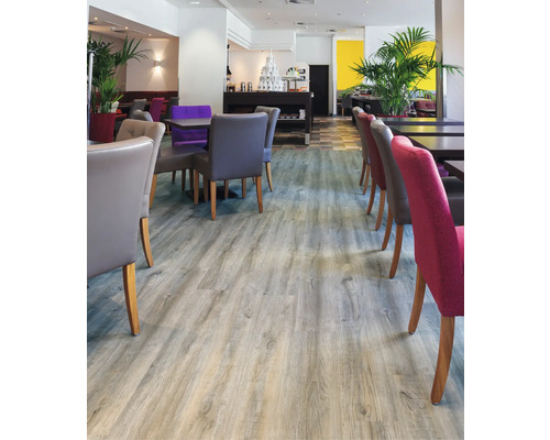 Innenraum mit Holzboden und Sitzmöbeln in einem Restaurant