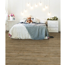 Helles Schlafzimmer mit Bett, Kommode und Bodenbelag in Holzoptik.