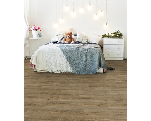 Helles Schlafzimmer mit Bett, Kommode und Bodenbelag in Holzoptik.