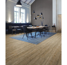 Heller Raum mit Holzboden, Esstisch und blauer Teppich