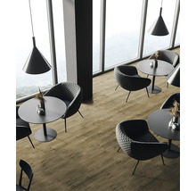 Innenaufnahme eines Cafés mit Tischen, Stühlen und Pendelleuchten.