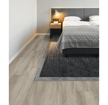 Schlafzimmer mit Bett, Teppich und Holzboden