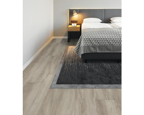 Schlafzimmer mit Bett, Teppich und Holzboden