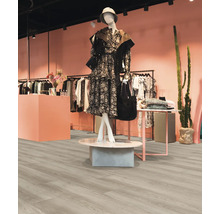 Heller Raum mit Mannequin, Kleidung und hellem Bodenbelag