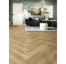 Wohnzimmer mit verlegtem hellem Fischgrätparkett