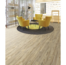 Szene mit drei gelben Sesseln, einem schwarzen Tisch, einem grauen Teppich und einem hellen Holzboden.