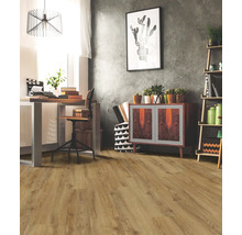 Wohnraum mit Holzboden, Schreibtisch, Stuhl und Kommode