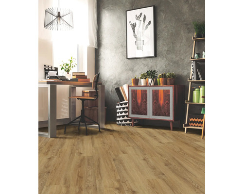 Wohnraum mit Holzboden, Schreibtisch, Stuhl und Kommode